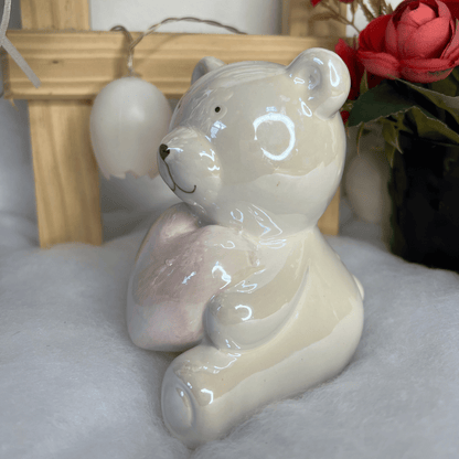 Urso Branco Sentado Com Coracao De Porcelana 12cm