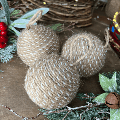 Caixa com 3 Bolas de Natal Decoradas Natural de Sisal 8cm