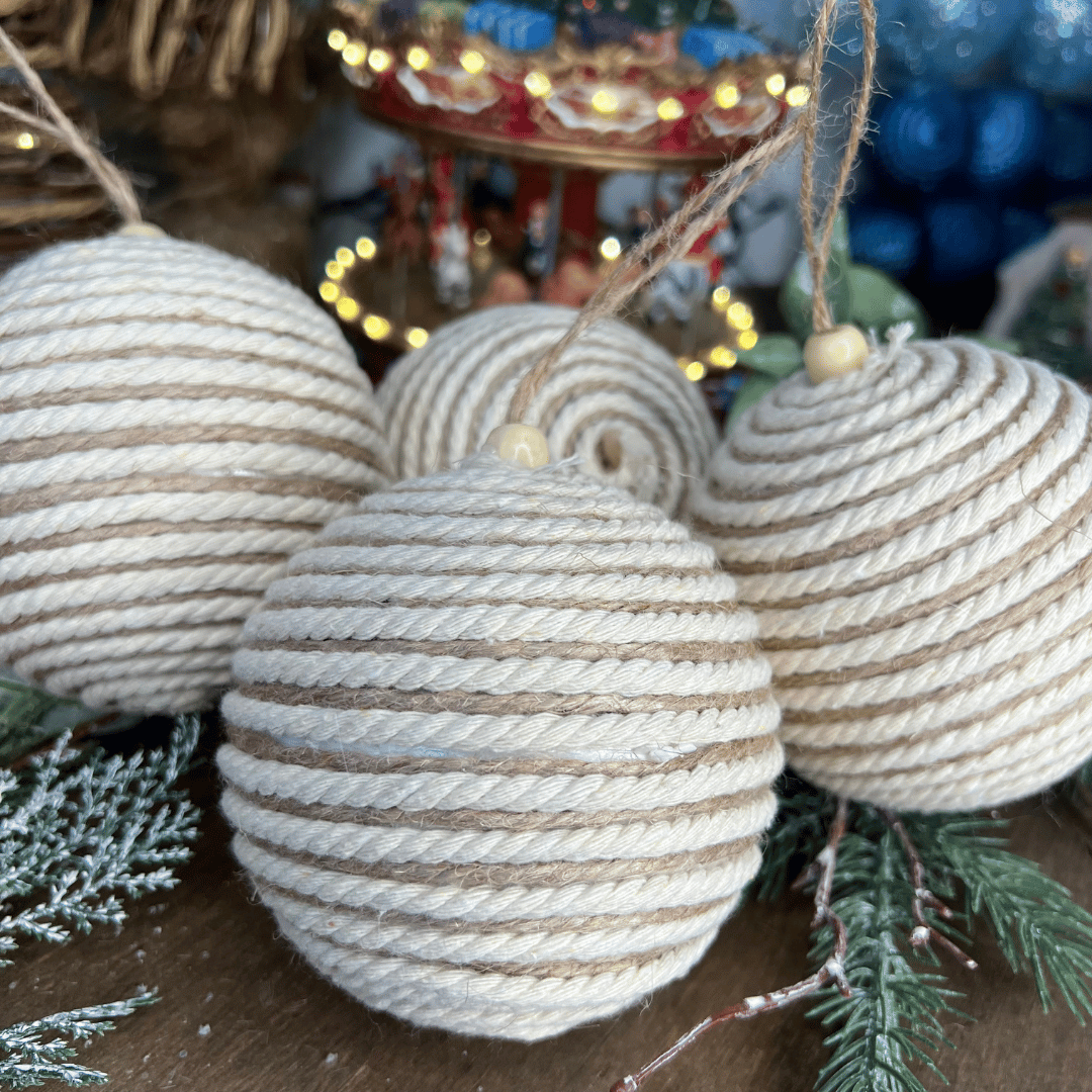 Caixa Com 4 Bolas de Natal Decorada Bege Com Branco 10cm