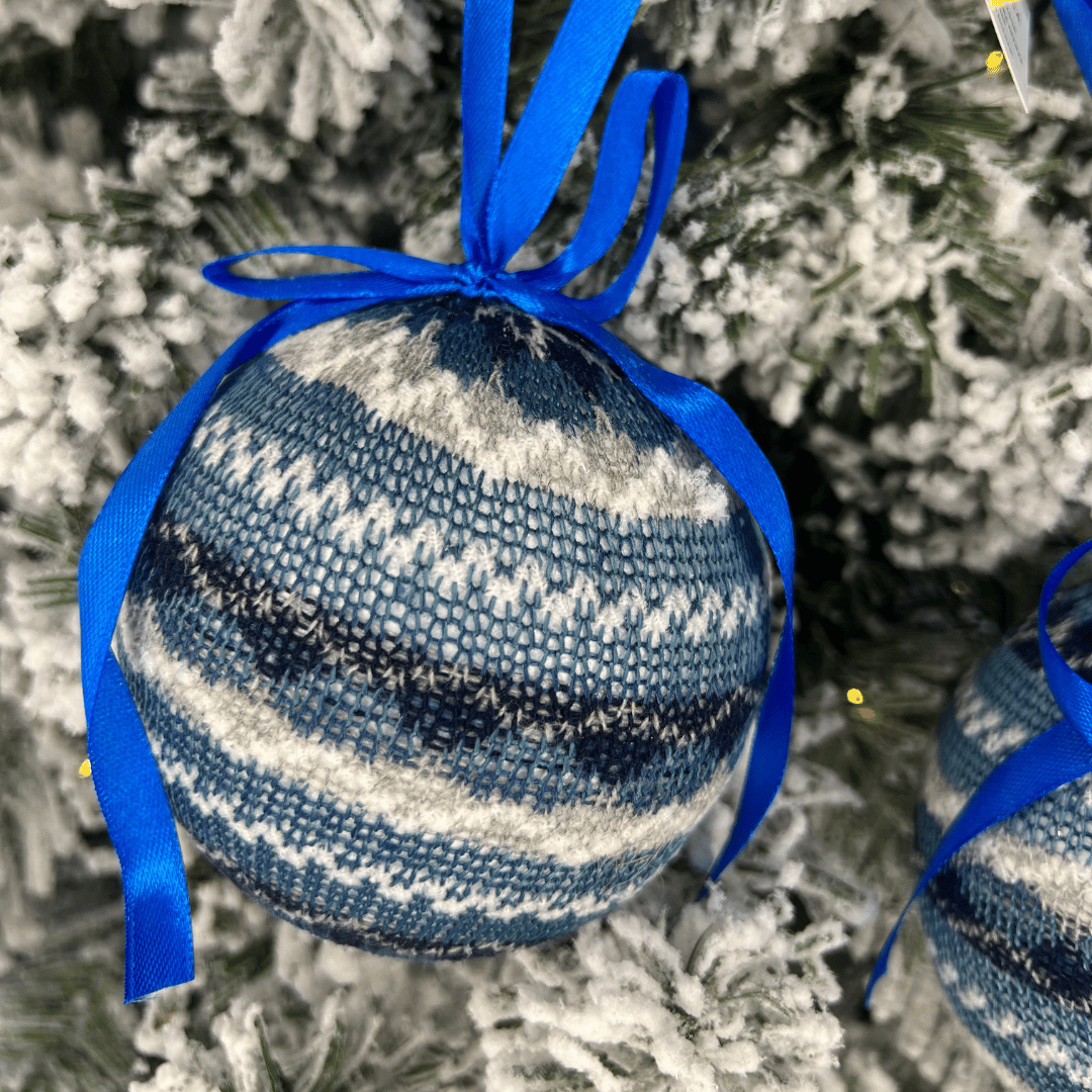 Conjunto com 2 Bolas de Natal Lã Xadrez Azul 12cm