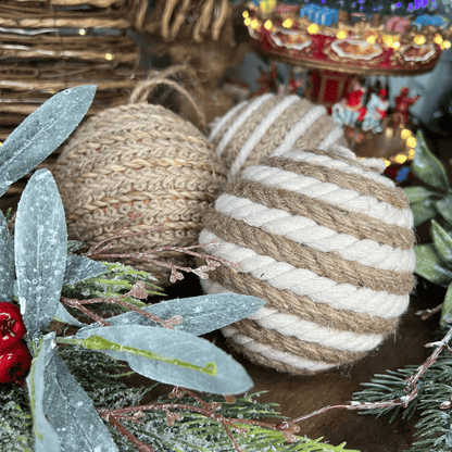 Caixa com 3 Bolas Diferentes de Natal Decoradas de Juta 10cm