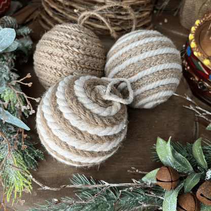 Caixa com 3 Bolas Diferentes de Natal Decoradas de Juta 10cm