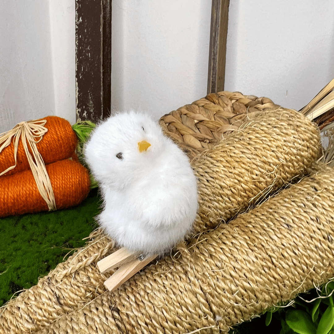 Pintinho em Pe Branco Com Pregador 6cm