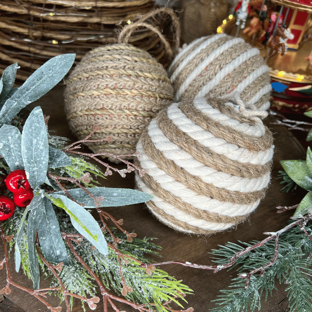 Caixa com 3 Bolas Diferentes de Natal Decoradas de Juta 10cm