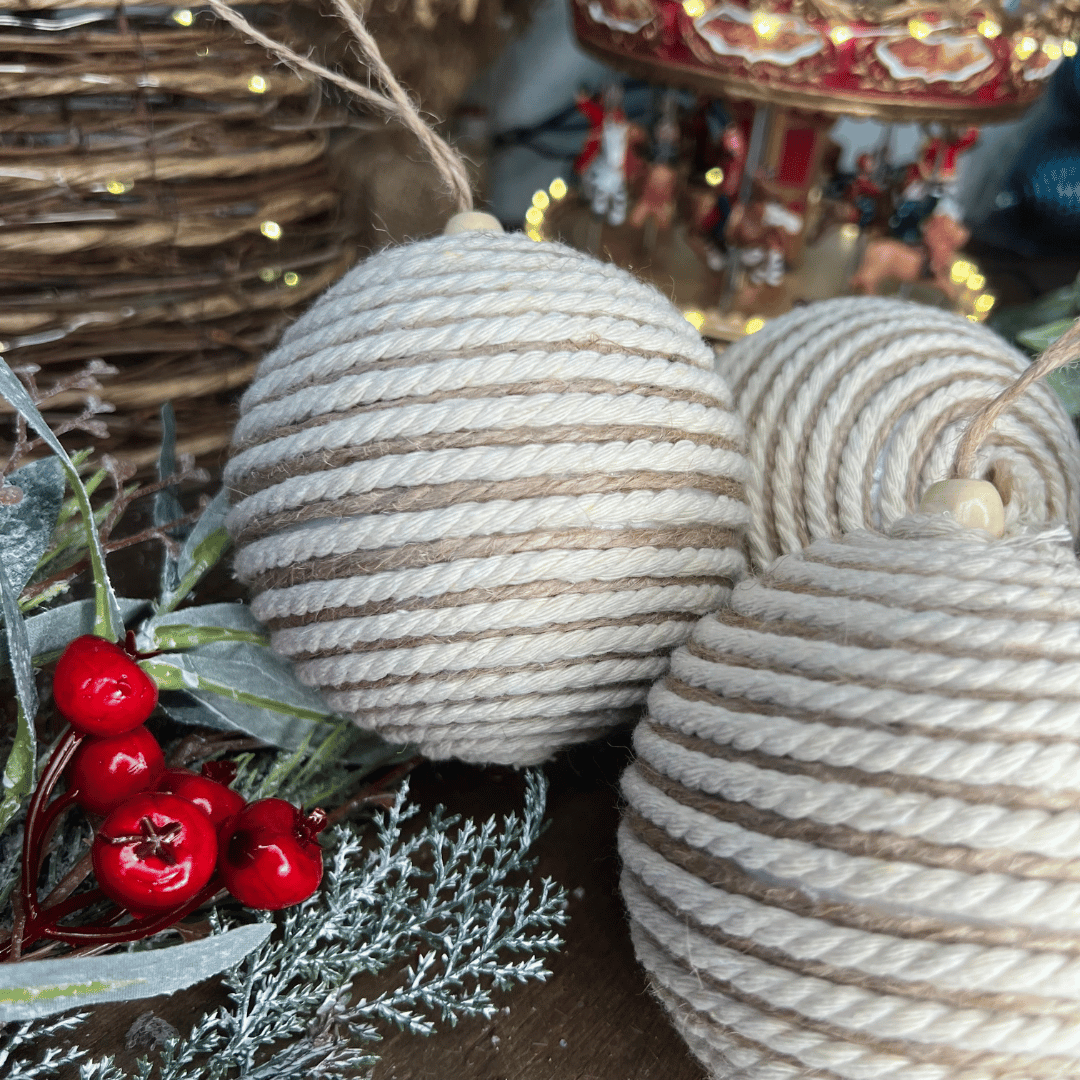 Caixa Com 4 Bolas de Natal Decorada Bege Com Branco 10cm