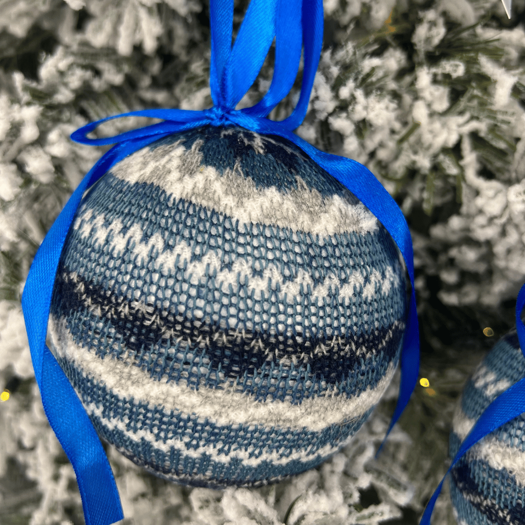 Conjunto com 2 Bolas de Natal Lã Xadrez Azul 12cm