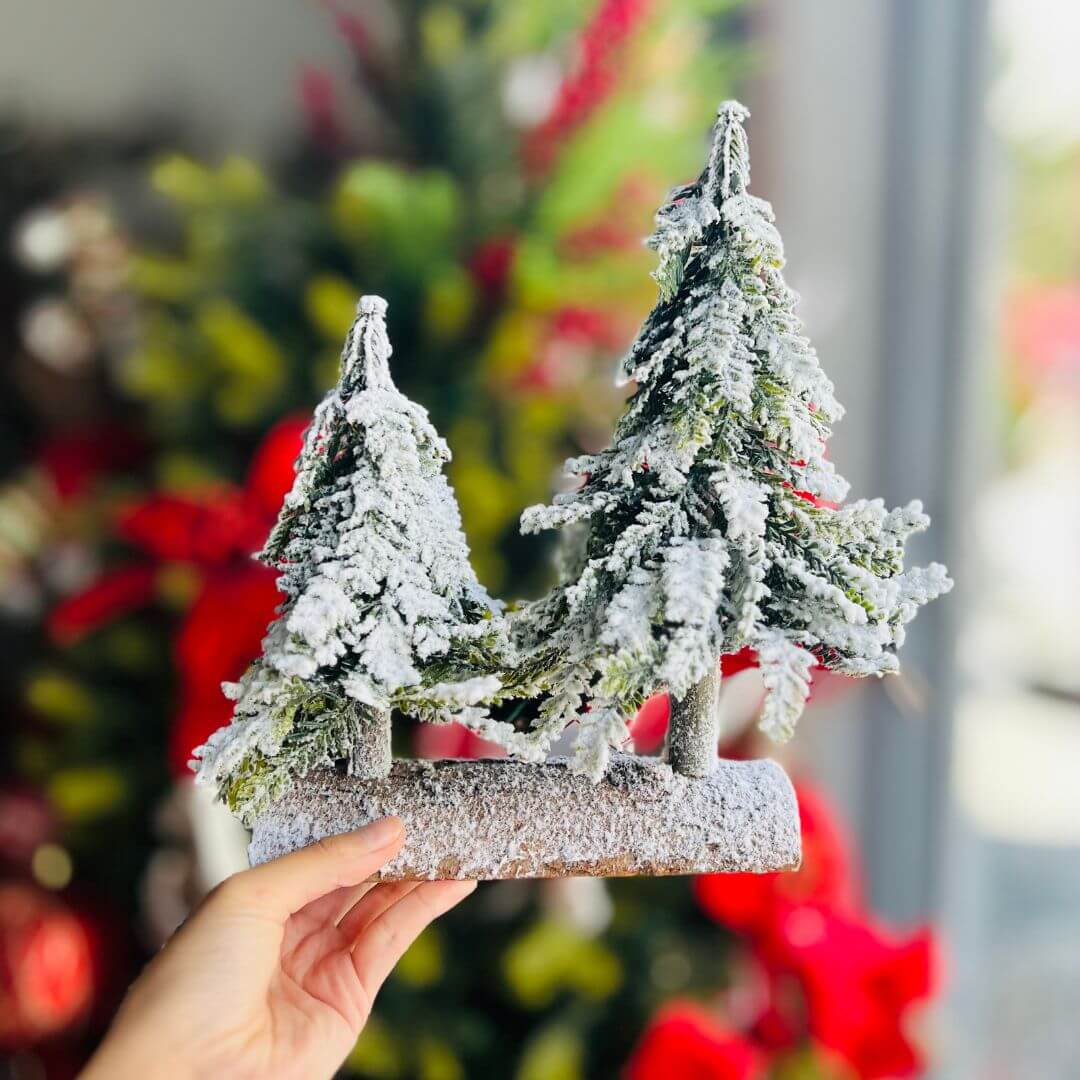 Pinheiros Nevados Decorativos em Base de Madeira - 27cm