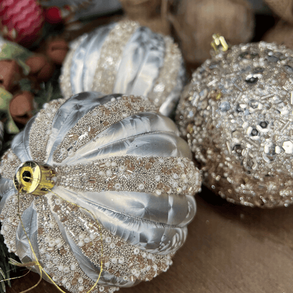 Caixa com 3 Bolas de Natal Decorada Champanhe Com Glitter 10cm