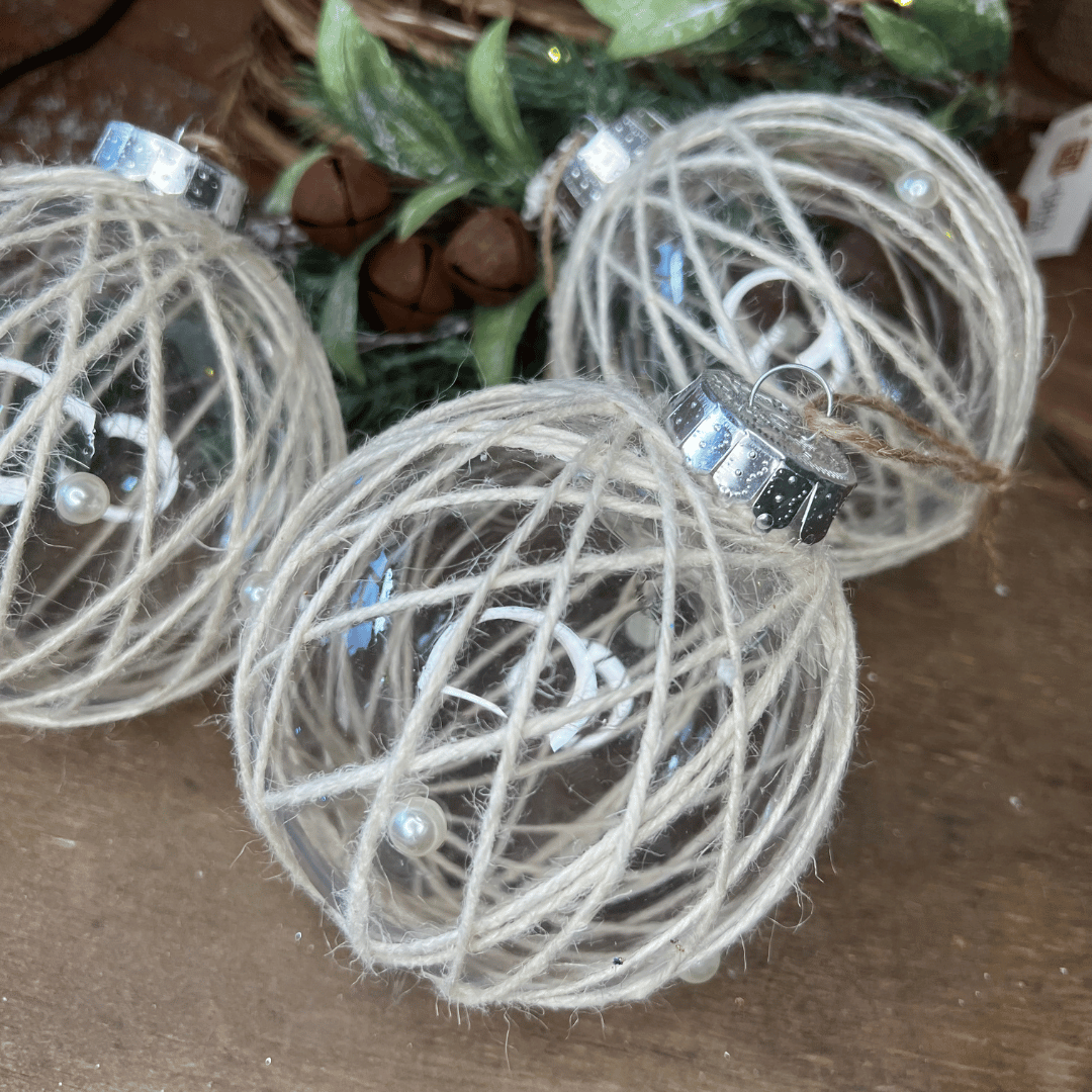 Caixa com 3 Bolas de Natal Decorada Translucida Natural Com Perola 10cm