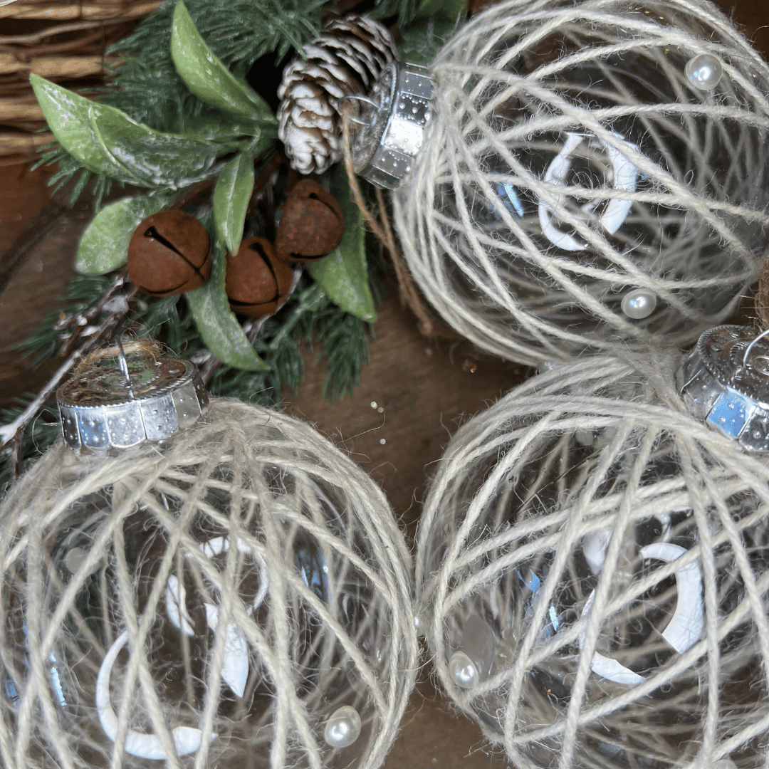 Caixa com 3 Bolas de Natal Decorada Translucida Natural Com Perola 10cm