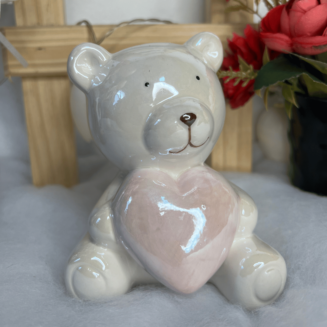 Urso Branco Sentado Com Coracao De Porcelana 12cm