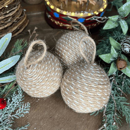 Caixa com 3 Bolas de Natal Decoradas Natural de Sisal 8cm