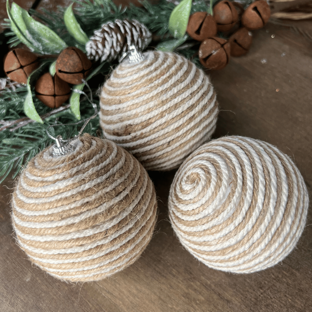 Caixa com 3 Bolas de Natal Decorada Natural Sisal 8cm